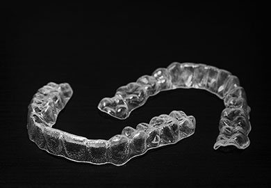 De vliegtuigen zijn transparant en bijna onzichtbaar voor de tanden