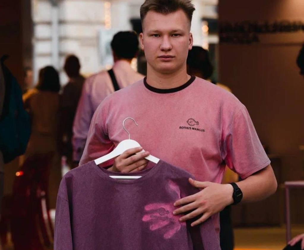 Цвет настроения - по погоде: 18-летний москвич запустил бренд одежды, меняющей окрас