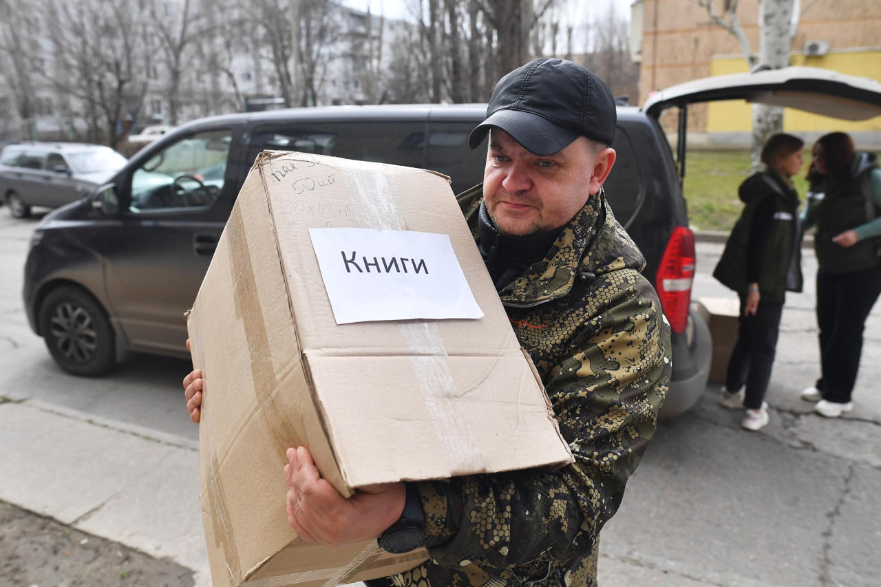 Более шести тысяч книг отправили из Петербурга в Мариуполь