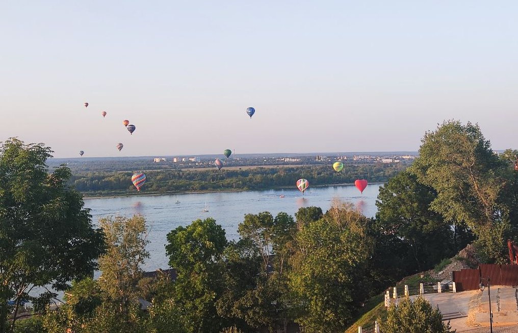 Гигантские шары можно увидеть в небе Нижнего Новгорода