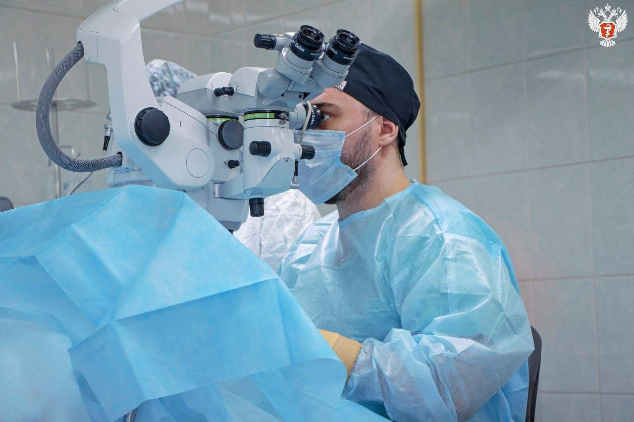 Российские офтальмологи вернули мужчине зрение, которое пропало почти год назад