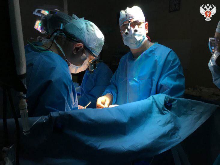Российские хирурги спасли женщину с тромбом в сердце и огромной миомой