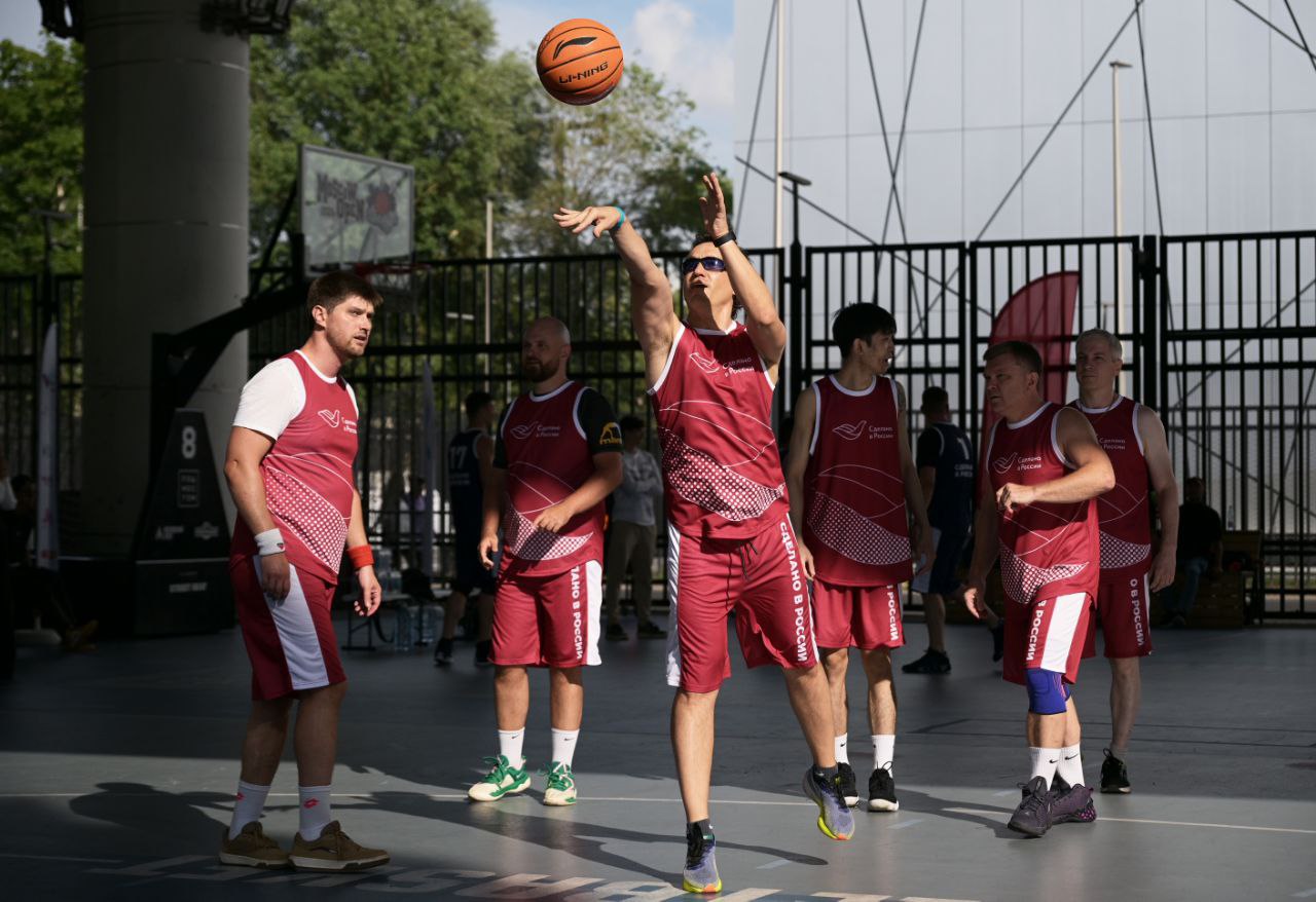 Бизнесмены и звезды спорта из России и Китая объединились на баскетбольной площадке в дружеском матче под знаменем бренда «Сделано в России»