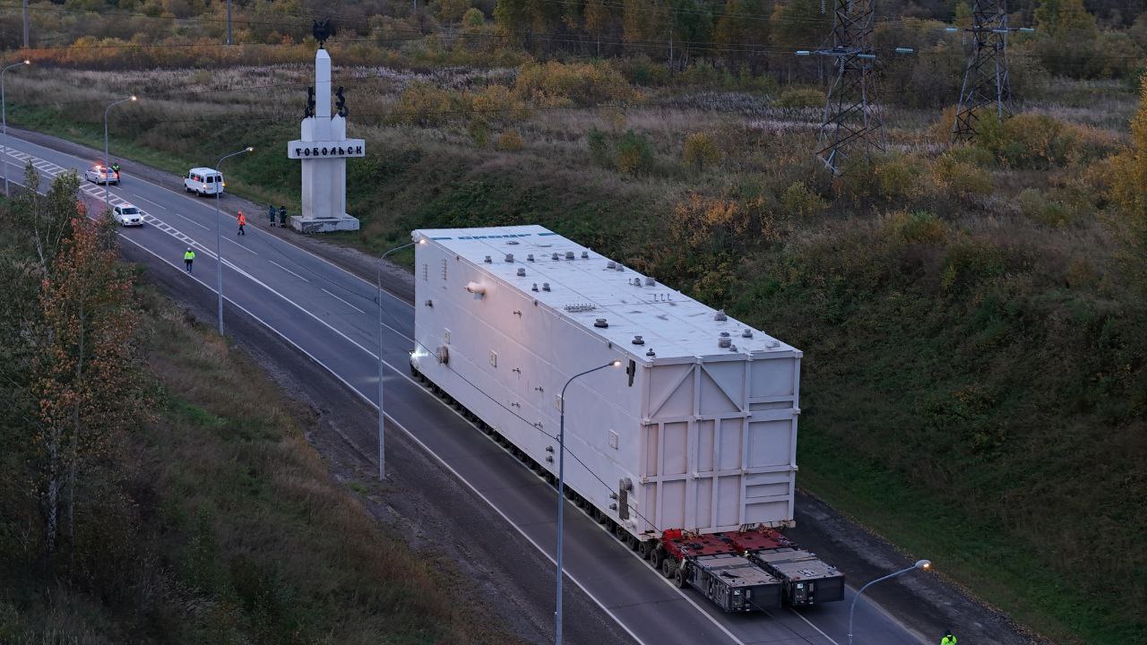 На будущий завод по производству полипропилена в Тобольске начали завозить крпногабаритное оборудование