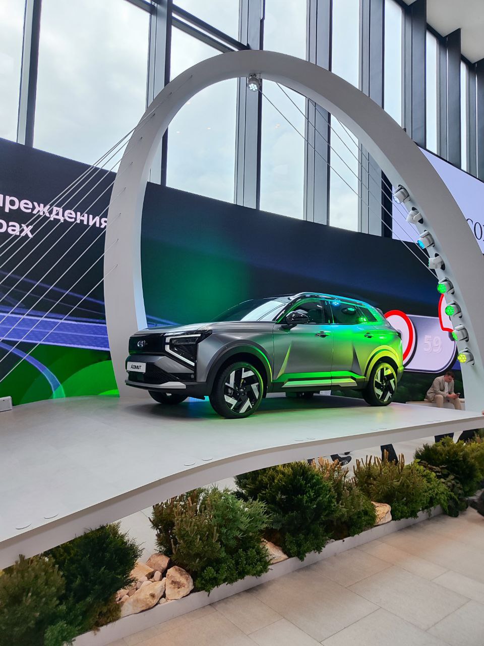 АВТОВАЗ представил новый кроссовер Lada Azimut на ПМЭФ-2025