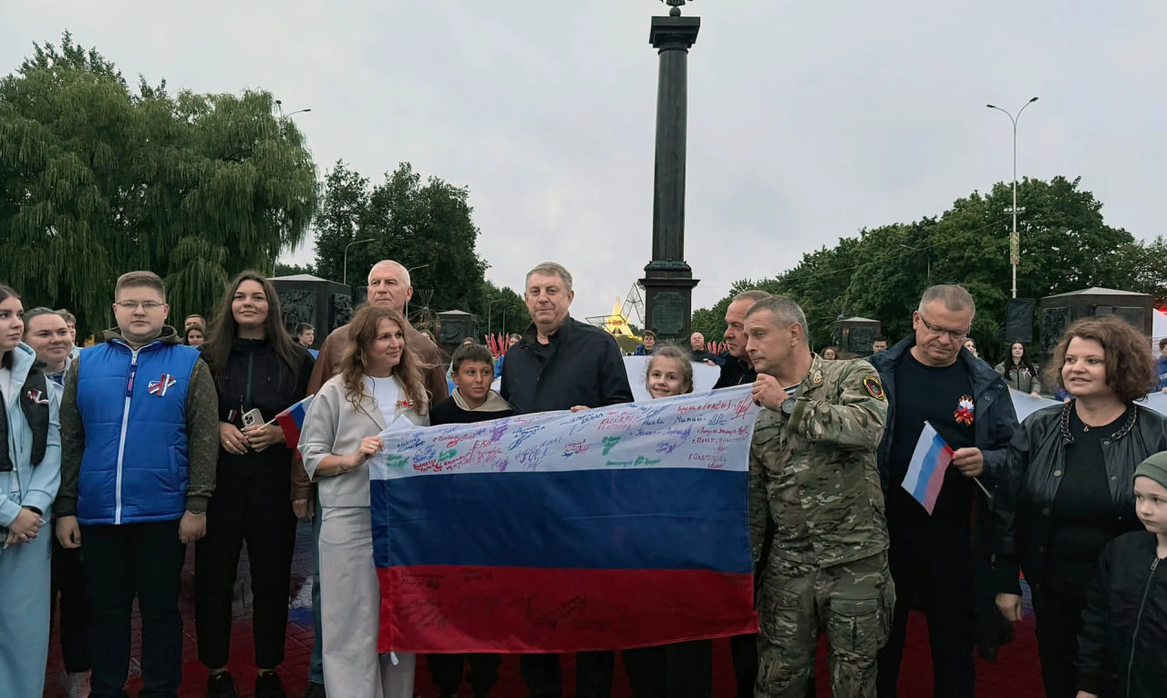 В Брянске провели автопробег в честь Дня Государственного флага России