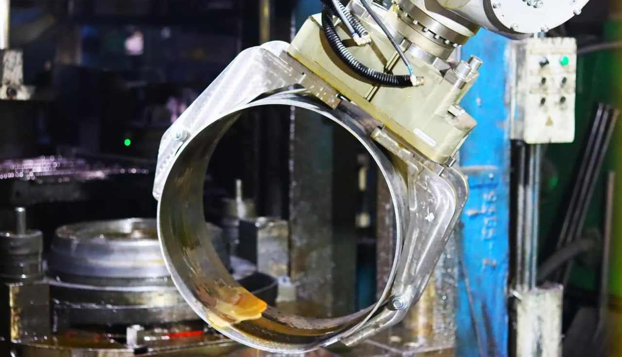 В колесном цехе челябинского завода внедрили робота-манипулятора