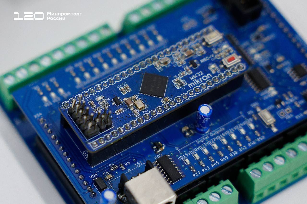 В Москве запустили тестовое производство фотонных интегральных схем