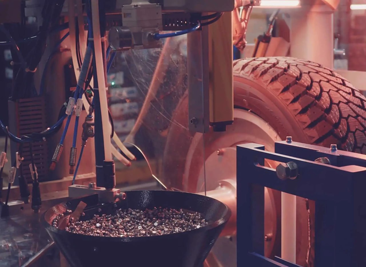 Первый отечественный станок для шиповки шин запустили в Подмосковье