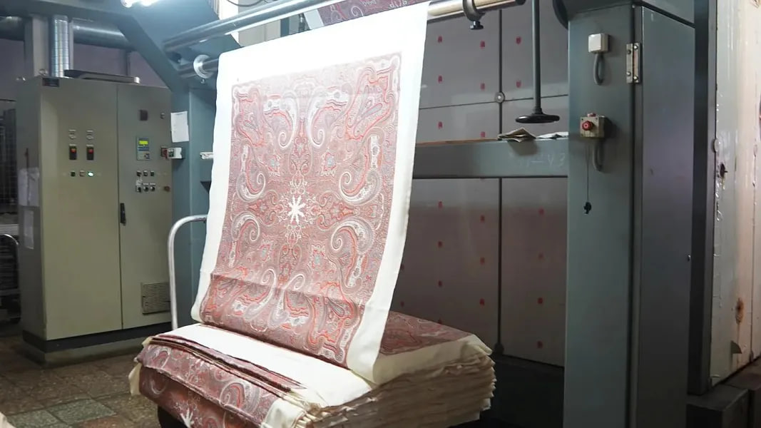 Павловопосадская мануфактура выпустит платки с новыми узорами