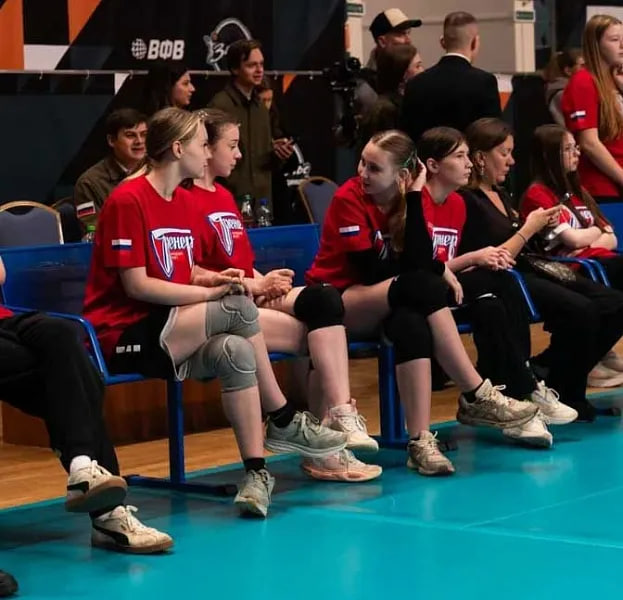 Легенды спорта сыграли в волейбол с подростками Подмосковья