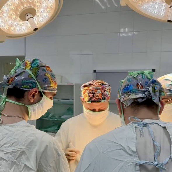 Российские врачи провели уникальную операцию по протезированию сустава