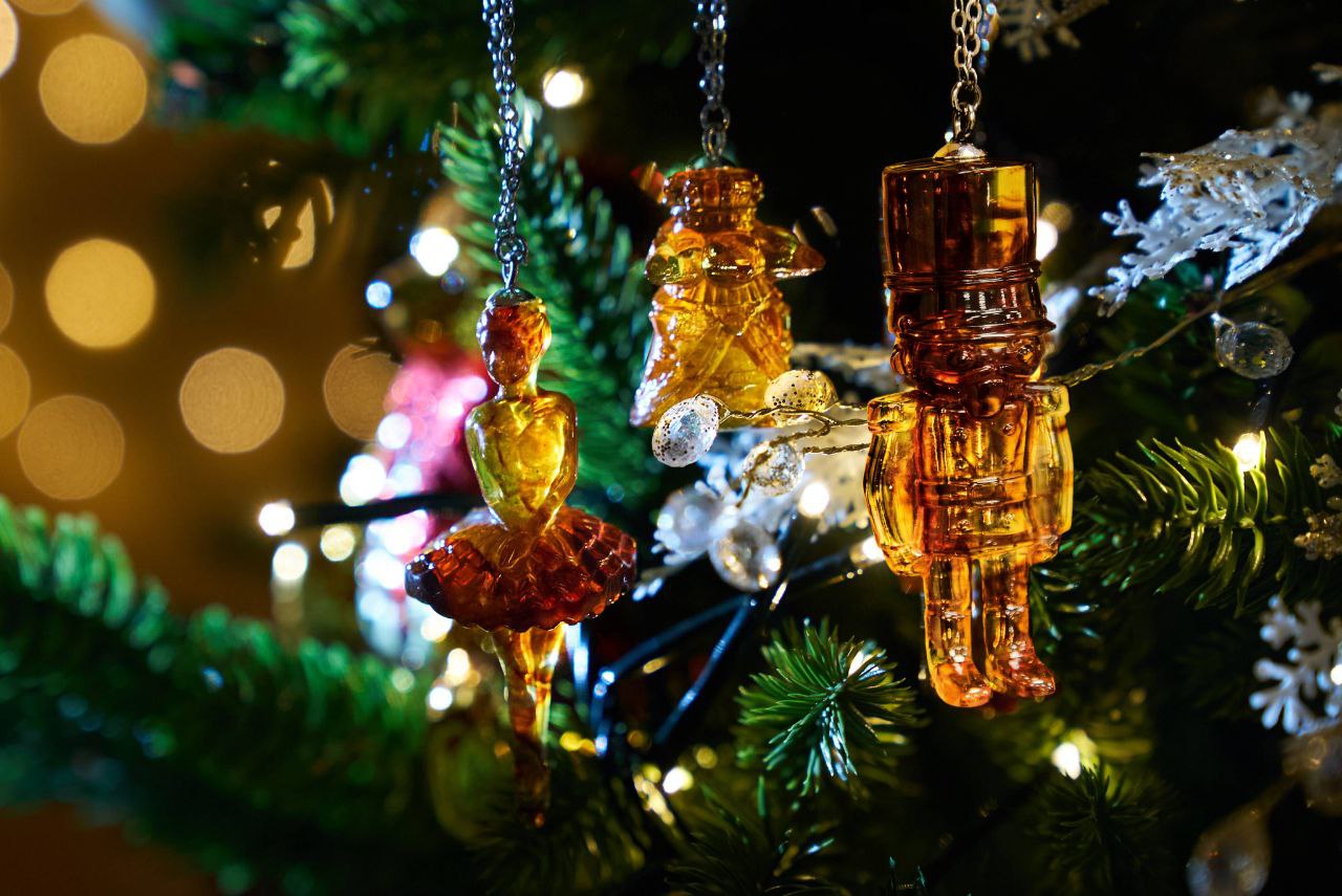 Новогодняя сказка: Янтарный комбинат показал коллекцию игрушек из солнечного камня