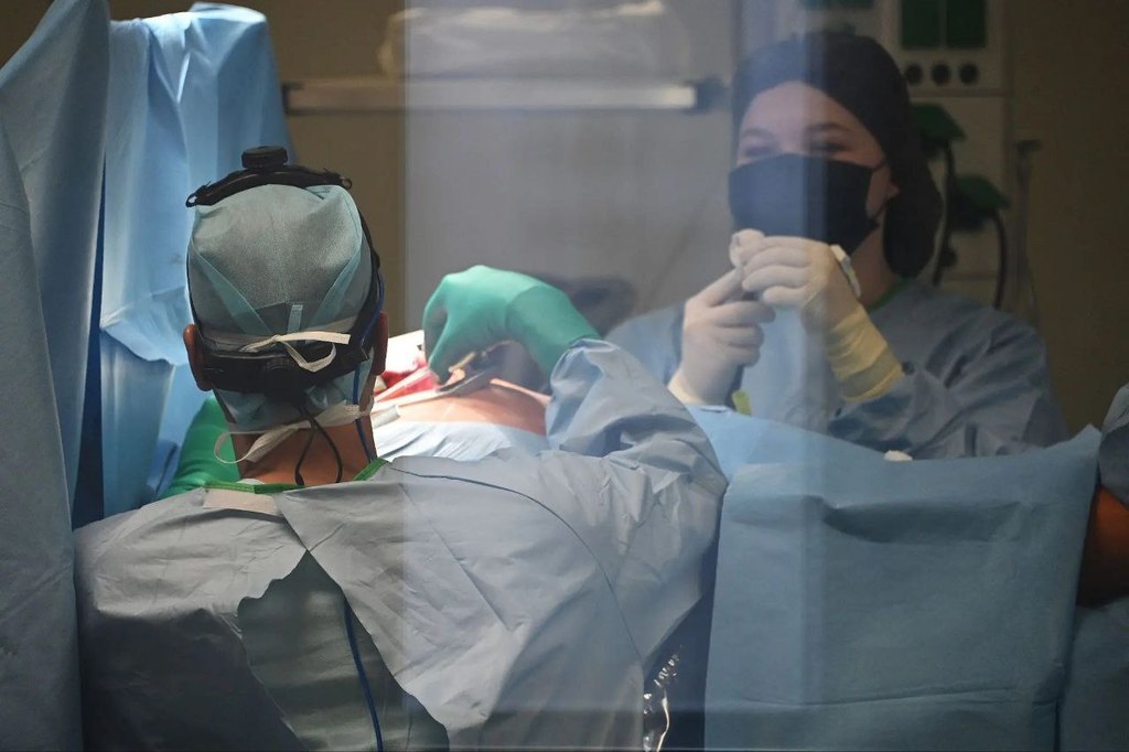 Командная уральских врачей спасла 55-летнюю свердловчанку