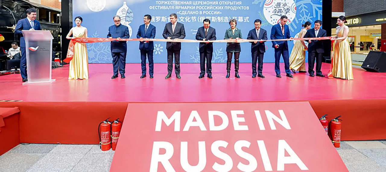 Платья с калининградским янтарем представили на выставке в Китае