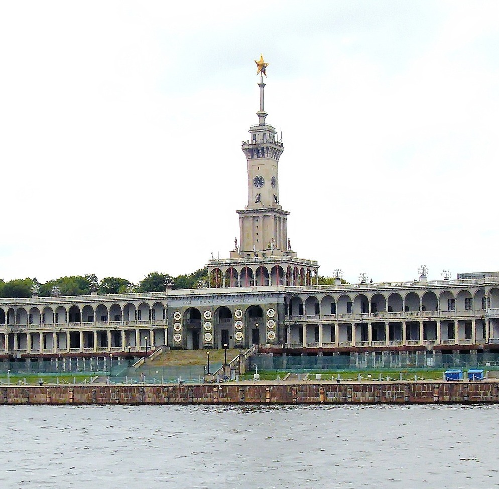 Специалисты «Лазурит-Д» отреставрировали звезду знаменитого шпиля Северного речного вокзала в Москве